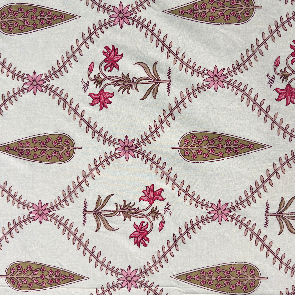 Elegant Ivory-Pink Bedsheet Set- Super King size Ivory & Pink